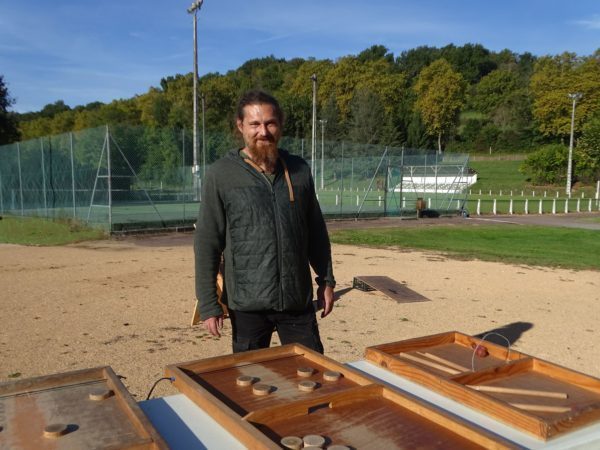 Christophe Delporte, artisan créateur de jeux en bois d'estaminet, à Coueille, propose des animations dans les événement festifs de la région.