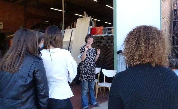 La scénographe Lola Kirchner travaille sur le projet créatif des lycéens, sur le thème de la rencontre.