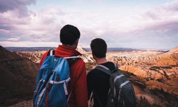 Le Blue Rally Bardenas, raid-aventure en 4L et 2CV, durera 4 jours, départ Montmaurin arrivée en Espagne, dans le désert des Bardenas.