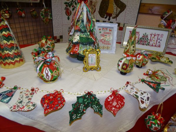 A l'approche des fêtes, de belles idées de cadeaux avec les réalisations en tissu de l'association Fil en Aiguille.