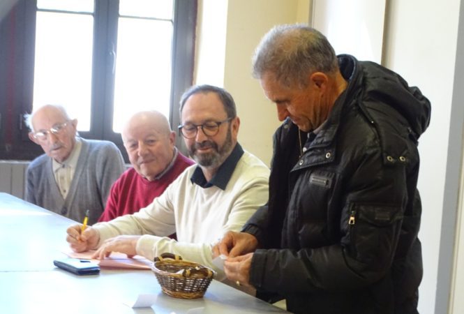 Au GAC de Saint Lary Boujean, le vote a désigné 2 coprésidentes, ici la dépouillement par Adrien Aries.