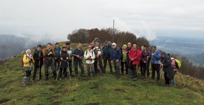 Le brouillard a masqué une partie du panorama au Tourroc mais pas l'enthousiasme des Randonneurs Blajanais.
