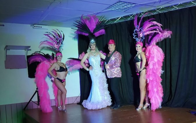 Des plumes et des paillettes