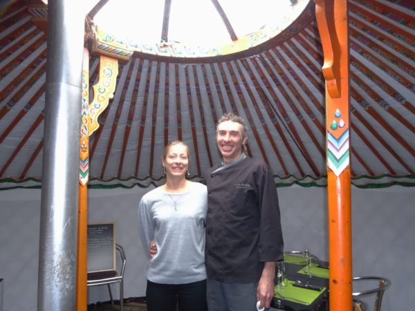 Cyril et Cathy, sous la yourte restaurant du Bois d'Escoumos, hébergement atypique à Gensac de Boulogne.