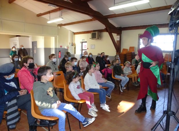 Des rires et de la joie pendant le spectacle de cirque organisé à Saint Lary et Saman pour le Noël des enfants.