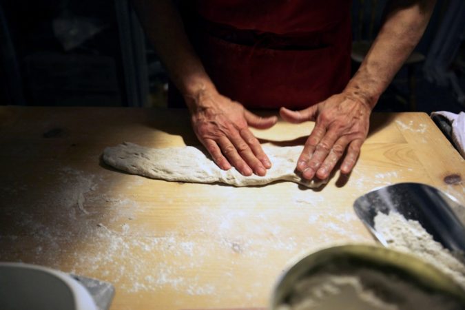 Les mains dans la pâte