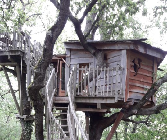 Le gîte Arbrakabane à Peyrissas, pour un séjour perché.