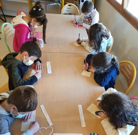 Les écoliers de L'Isle en Dodon préparent les contraventions poétiques pour la Nuit de la lecture.