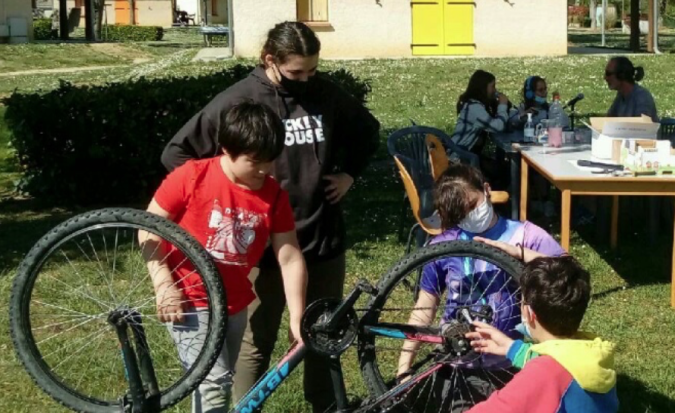 Expérience de réparation de vélo à l’Atelier BtB de la MJC de l’Isle en Dodon, au printemps dernier, lors d’un stage de sensibilisation à l’animation.