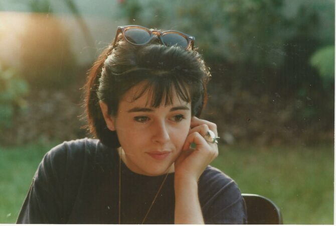 Marie Tovelo songeuse