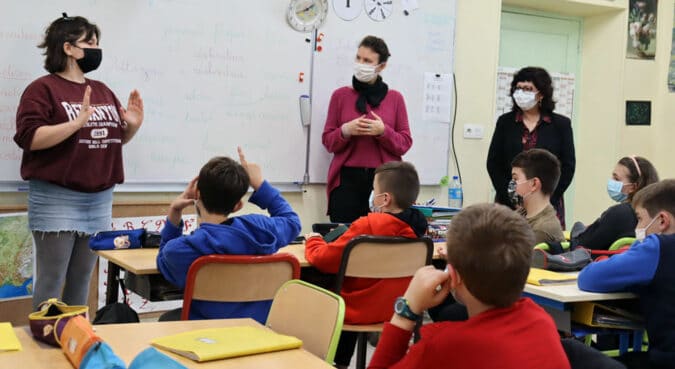 Clara Petazzoni la réalisatrice retenue pour cette résidence anime des ateliers d’écriture avec les jeunes de la MFR de Mane, des écoliers de Montespan et Castelbiague et des séances avec les lycéens de Bagatelle en spécialité cinéma-audiovisuel et club théâtre.