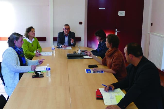 Les élus au travail autour de Denis Turrel, maire de la commune