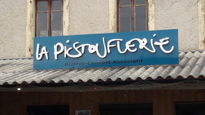 La Pistouflerie, café cabaret associatif, organise une soirée concert gourmande avec Les Baltringues et la cuisine d'Inn Sae, samedi 19 mars.