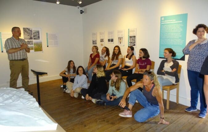 Au musée archéologique de Montmaurin, le responsable Pascal Giraudel reçoit régulièrement des scolaires( ici des élèves du collège de Fonsorbes.