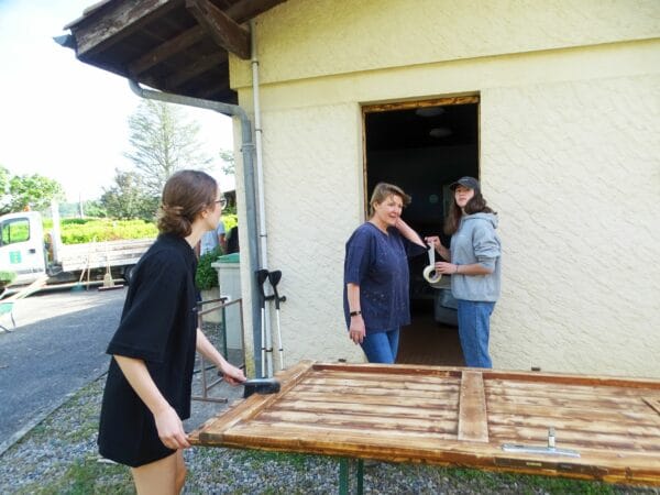 Décapages et peinture des volets, nettoyage et entretien des espaces verts, plantations d'arbustes, la journée citoyenne a permis d'embellir le camping municipal avant l'ouverture.