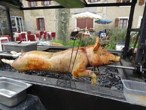 Un cochon rôti à la broche pour le repas de midi a régalé les convives du repas de midi, dimanche 1er mai au vide-greniers d'Alan.