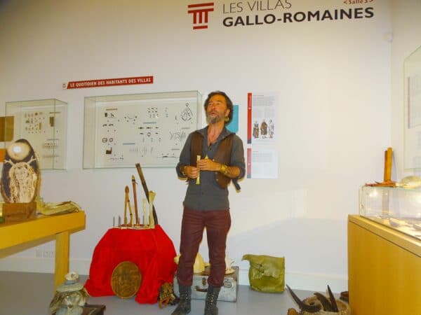 Le public a voyagé hors du temps, dans les univers sonores de Maxence des Oiseaux, au musée archéologique de Montmaurin samedi 14 mai.