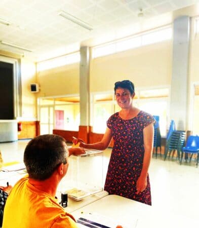 Céline Laurenties, candidate aux législatives pour le Comminges Savès, n'a pas pu se qualifier pour le second tour (ici au moment de voter dans la commune dont elle maire, Péguilhan Lunax).
