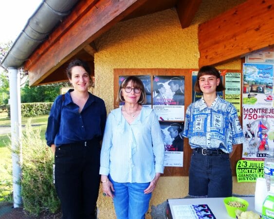 Chantal Lahaye, projectionniste au ciné Le Magnoac, entourée de Céline Pluquet du Parvis 65, et de Blanche, stagiaire québécoise, lors du 1er festival du film britannique les 24, 25 et 26 juin.