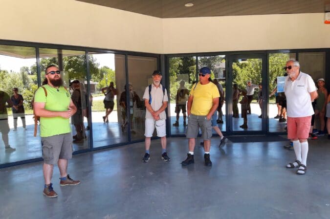 Le directeur du Musée de l'Aurignacien a guidé la 1ère partie de la visite du site de fouilles de l'abri préhistorique, samedi 11 juin.