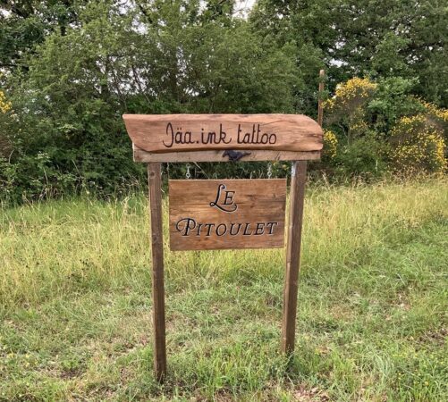 Le salon Jäa Ink à Coueilles propose des tatouages à la fois décoratifs et de réparation, une offre unique en lien avec l'histoire personnelle de Jäa.