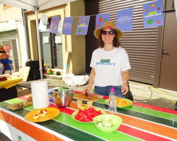 Maëlys Maitrot, diététicienne, animait l'opération Fête des légumes et fruits frais, mercredi 15 juin au marché de Boulogne.
