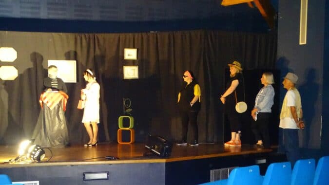 Succès complet pour la 1ère représentation publique des Arts Scènes à Boulogne, avec la pièce comique Tous au musée.