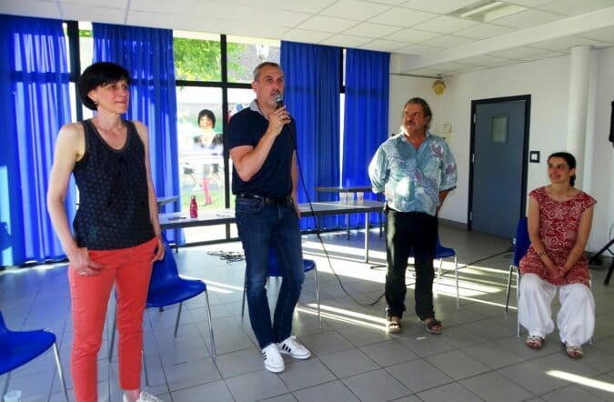 Une réunion de campagne électorale interactive pour Annabelle Fauvernier et Robin Pelluchi, candidats de gauche soutenus par la France Insoumise, EELV et Génération S (au micro P.M Blanc de Génération S, assise Eloïse chargée de la communication).