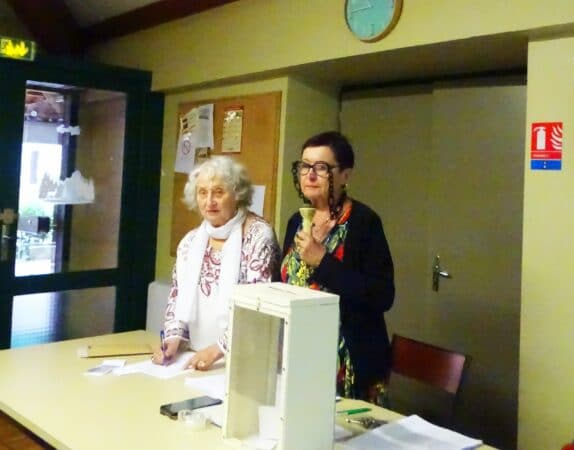 Anne-Marie Wetzler (à dr), présidente des Cheveux d'Argent de Boulogne, a été réélue lors de l'assemblée générale du club, ainsi que la secrétaire-trésorière Francesca Ubeda, jeudi 31 juin.