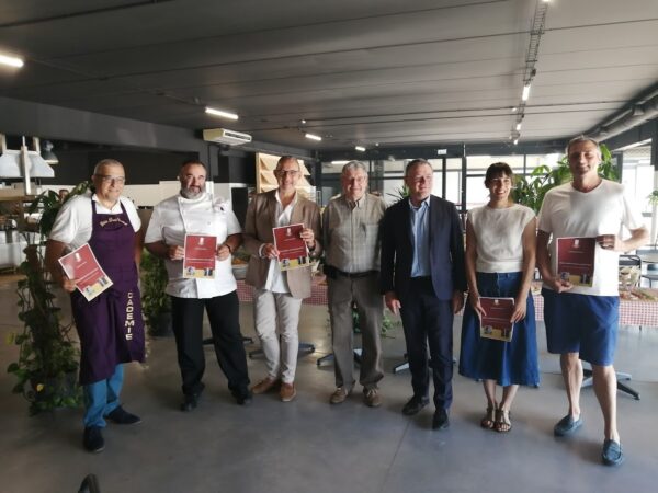 Guy Pressenda, Jean-Jacques bolzan, Mélanie Tisne-Versailles entourés de personnalités de la gastronomie