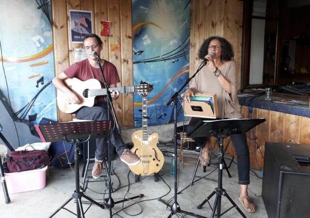 Un superbe concert du duo Chansons Simples, à la Pistouflerie de Cassagnabère samedi soir 9 juillet.
