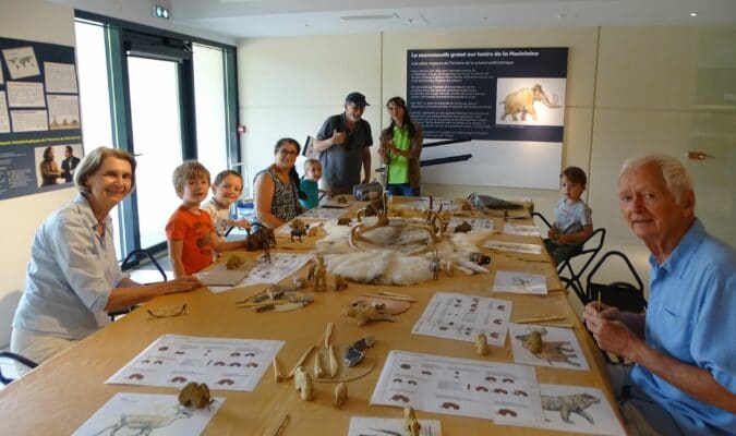 Tout l'été au Musée de l'Aurignacien, des ateliers ludiques et pédagogiques font découvrir tous les aspects de la Préhistoire, en s'amusant. Ici l'atelier de modelage d'argile mercredi 27 juillet.
