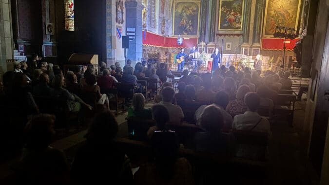 Il y avait foule pour écouter Vial El Mundo et soutenir le projet humanitaire de SEI