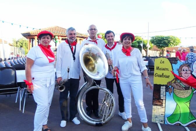 Les coprésidentes de la Maison Gauloise, Nadine Durand et Véronique Plante-Germain, avec les musiciens, prêts pour la soirée Basque organisée vendredi 19 août.