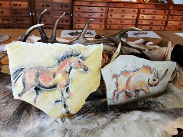 La riche programmation du Musée de l'Aurignacien propose entre autres visites, expositions, rencontres, etc., des ateliers créatifs. Ici le résultat de l'atelier de gravure sur pierre, avec les techniques des hommes préhistoriques, une plongée dans l'art pariétal des premiers hommes..