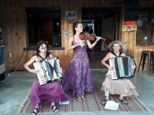 Superbe concert, vendredi soir 26 août, du trio Rodinka à la Pistouflerie, pour la 1ere soirée de la fête à Cassagnabère-Tournas.
