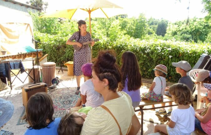 Un marché artisanal, une conteuse formidable (Camiller Charbert en photo), le concert de Yohann et celui des Bastringues, une Taverne accueillante, et par dessus-tout, le plaisir d'être ensemble, voilà une soirée réussie le 6 août à Monléon Magnoac.