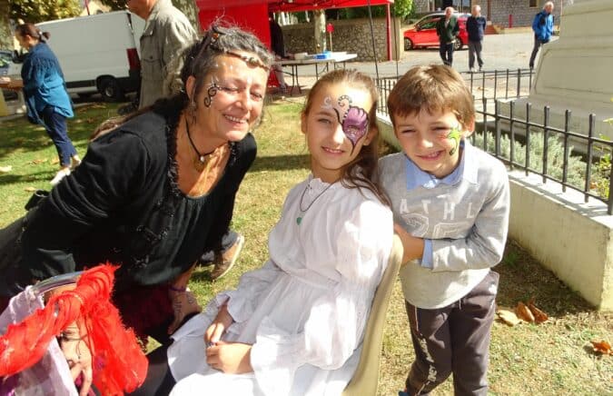Des paillettes et des couleurs sur le visage des enfants avec Kiki la maquilleuse au salon du livrre de Ciadoux.