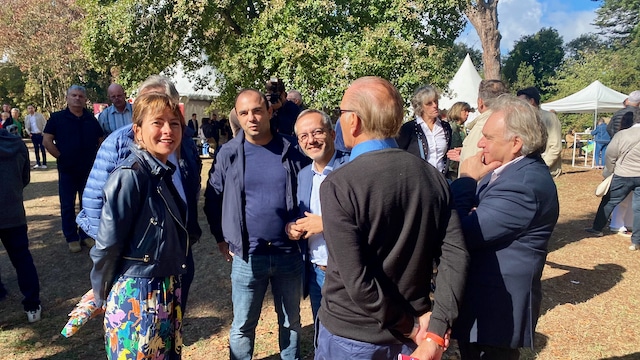 Carole Delga en discussion avec Sébastien Vincini secrétaire national du PS, Rémi Ramon secrétaire de section de Carbonne et Gérard Roujas président du pays sud toulousain