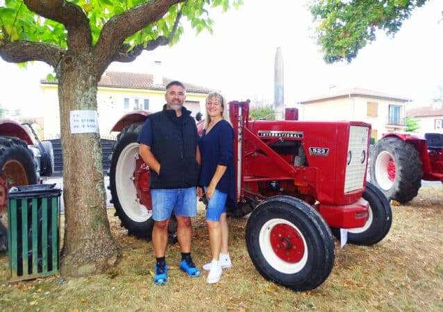 Fabrice et Jocelyne, férus de vieux engins agricoles, posent devant le tracteur de leur grand-père, un Mac Cormick de 1968, lors des Journées du Boulonnais les 17 et 18 septembre.