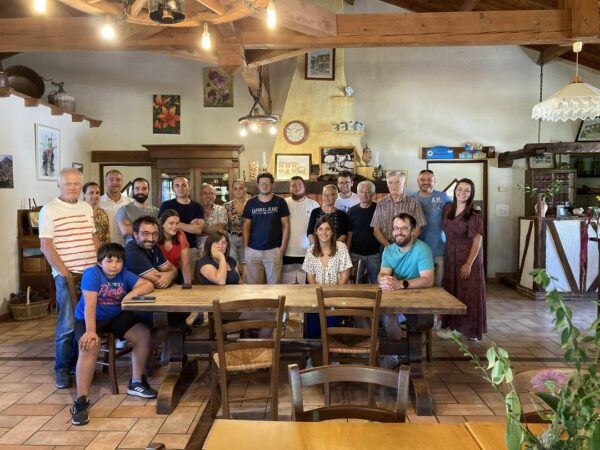 Le débriefing amical après la manifestation historique "Péguilhan 1930", une manière aussi de prolonger un peu la fête.