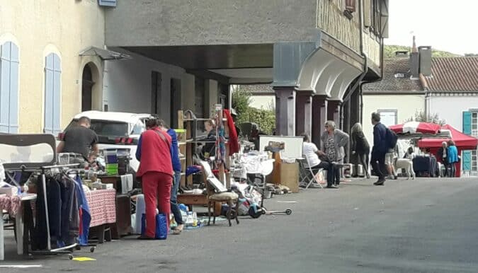 Ambiance conviviale au vide-greniers de Galan le week-end dernier.