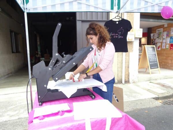 Démonstration de flocage sur Tshirts par l'Atelier Flex, au profit d'Octobre Rose, au marché de Boulogne mercredi.