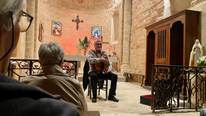 Pierre Ricard dans le magnifique cadre de la chapelle de Mailholas