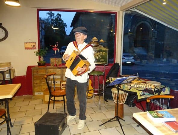 Charles Dugros a animé une soirée contes et légendes en musique au Café Dupont de Castelnau (65) le 29 octobre.