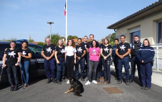 Les Gendarmes de la communauté de Brigades de Boulogne, L'Isle et Aurignac, ont participé pour la première fois à Octobre Rose, avec les T-shirts réalisés par l'Atelier Flex. (en blanc Mélissa, en rose Marion).