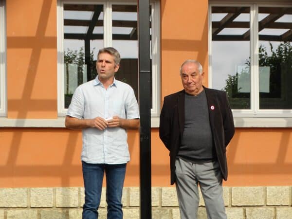 La salle du foyer communal, rénovée de fond en comble, a été inaugurée le 8 octobre à Saman (à g le maire Julien Lacroix, Robert Sioutac vice-président de la commuanauté de communes 5C).