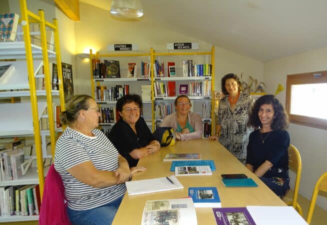 Succès pour les ateliers généalogie à la Médiathèque de L'Isle-en-Dodon, lors de la Semaine Bleue (au centre Bénédicte, responsable Médiathèque, debout Marie Laure Tauzin, animatrice bénévole).