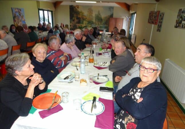 La Belote Gourmande a organisé un bon repas amical pour fêter la période de noël qui s'annonce, dans le partage et l'amitié.