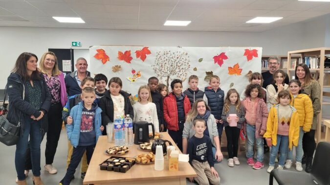 Les enfants des ALAE de la communauté de communes ont exposé leurs oeuvres inspirées de l'automne. Ici le vernissage de l'expo à Boulogne.